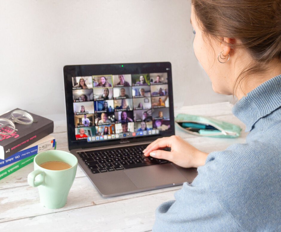 Eine Studentin nimmt an einer Videokonferenz teil.