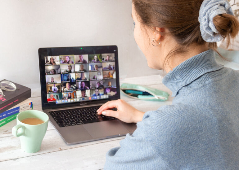 Eine Studentin nimmt an einer Videokonferenz teil.