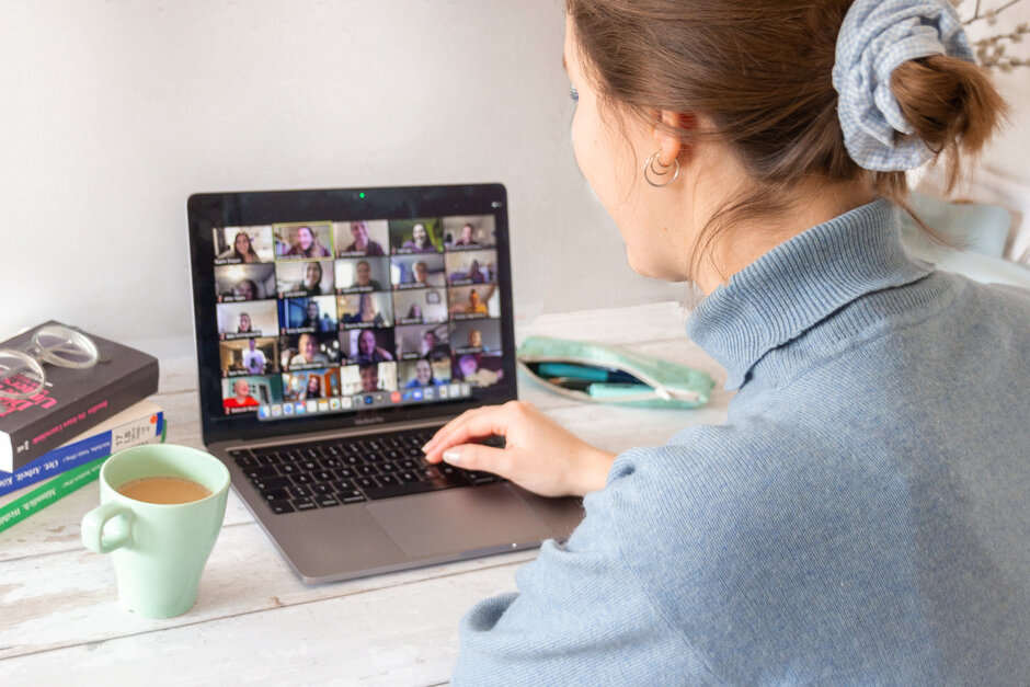 Eine Studentin nimmt an einer Videokonferenz teil.