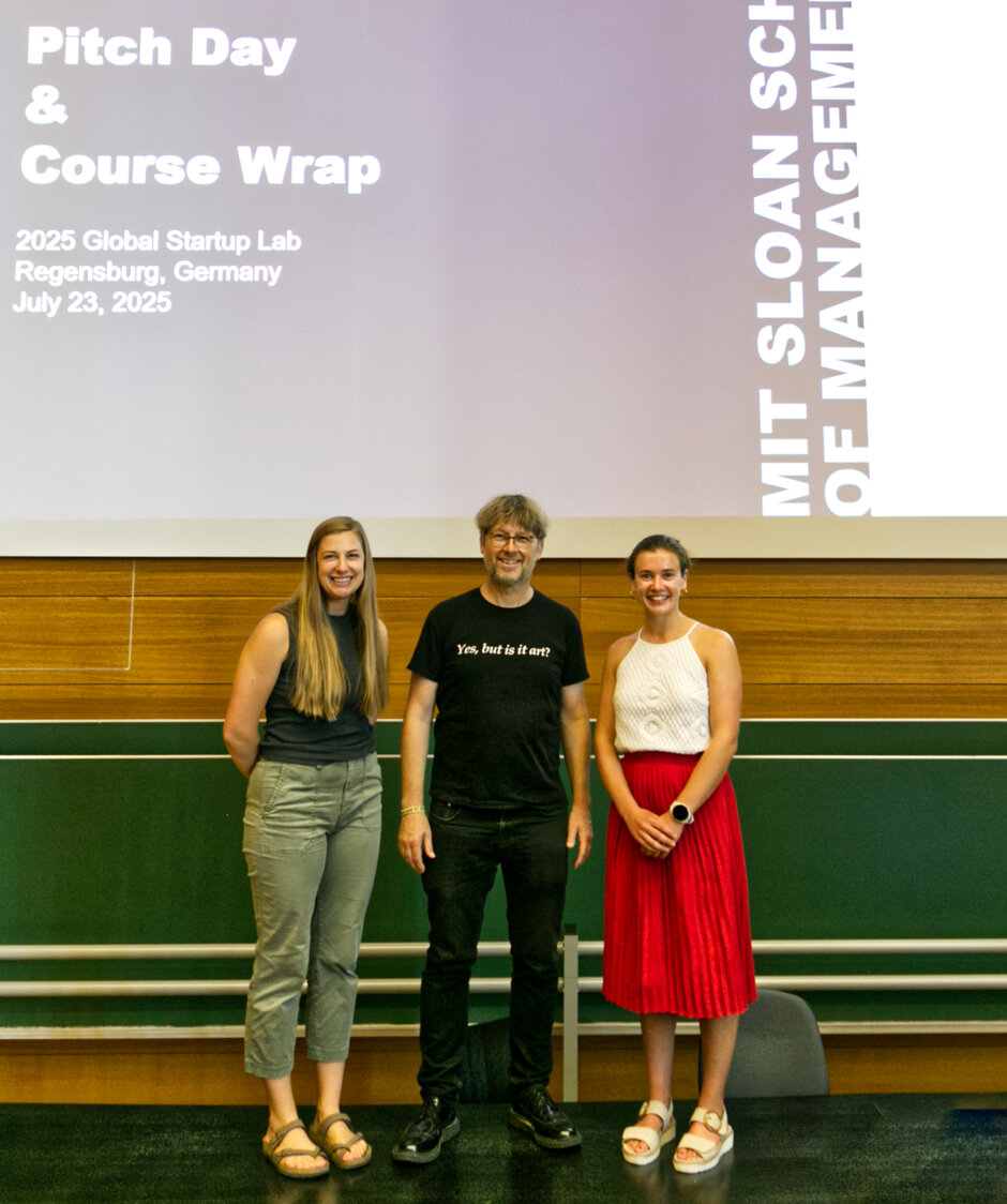 Drei Personen lächeln direkt in die Kamera (opens enlarged image)