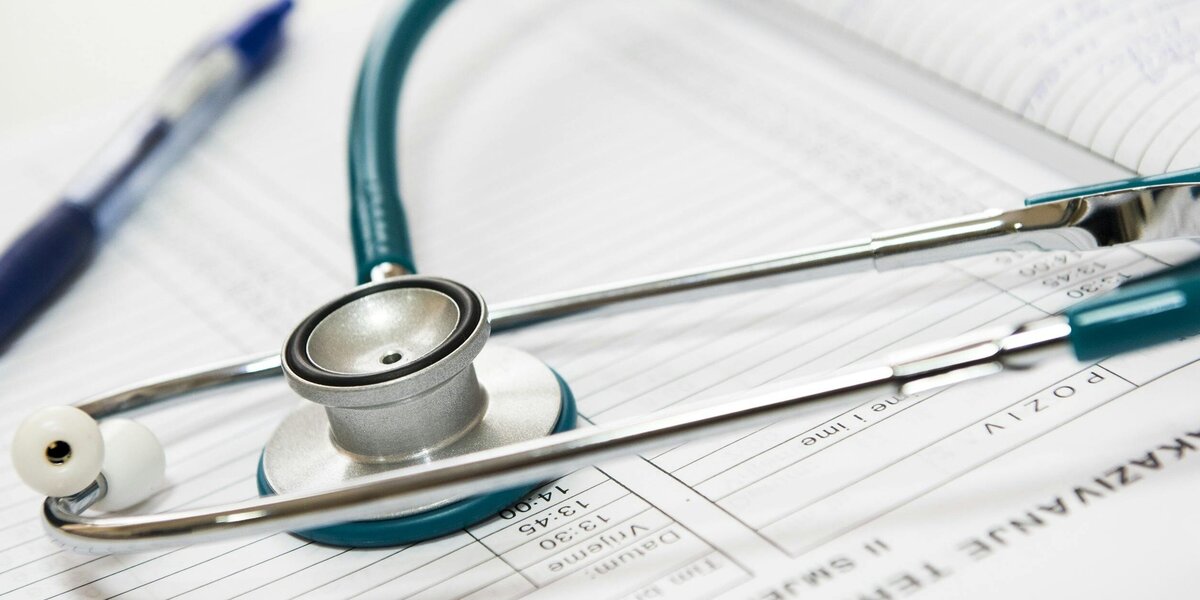 Stetoskop auf Arztzettel.
