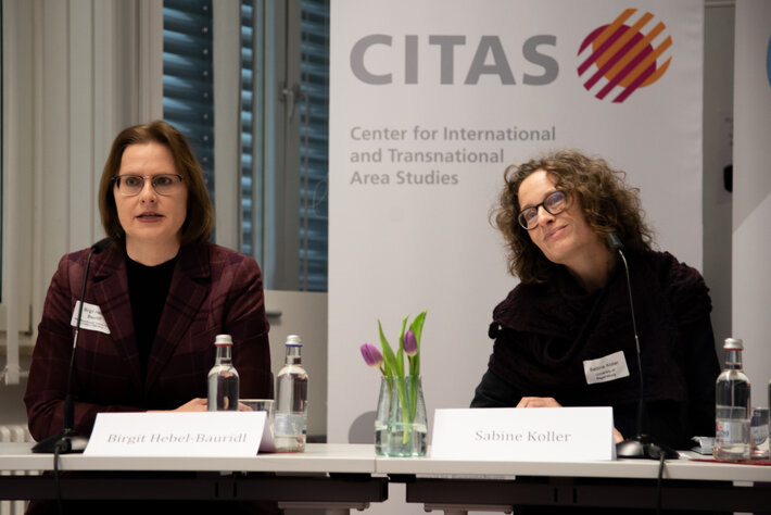 Dr. Birgit Hebel-Bauridl und Prof. Dr. Sabine Koller auf dem Podium. (öffnet Vergrößerung des Bildes)
