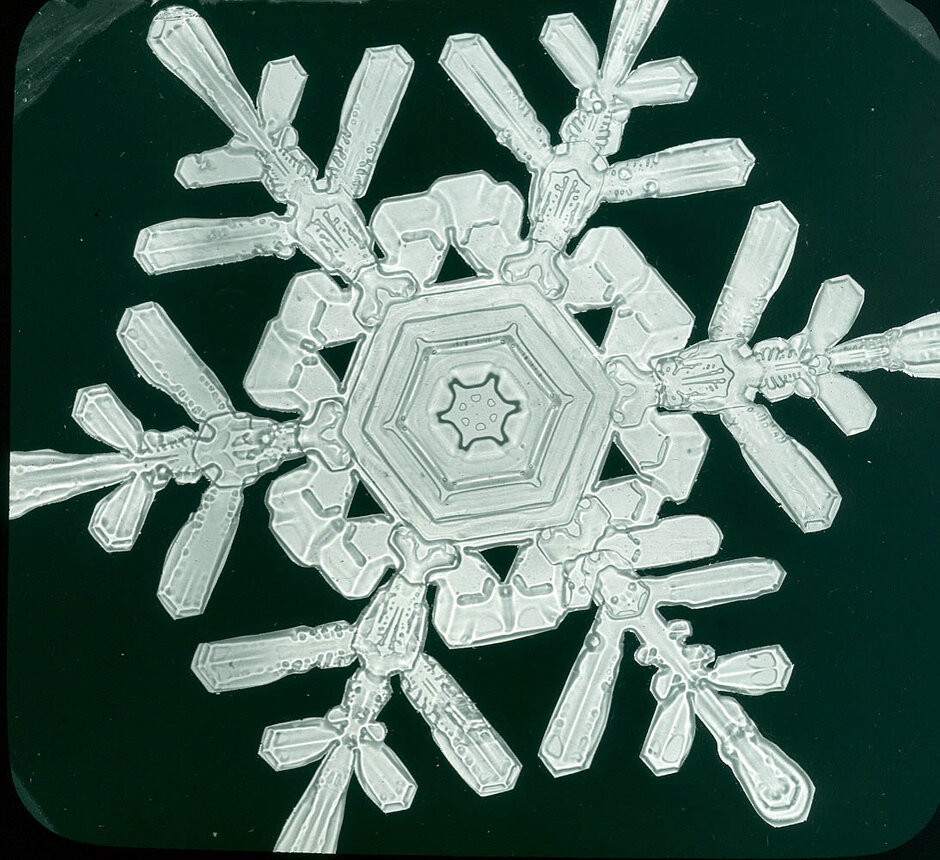 Schneekristall mit sechsstrahliger Symmetrie (öffnet Vergrößerung des Bildes)