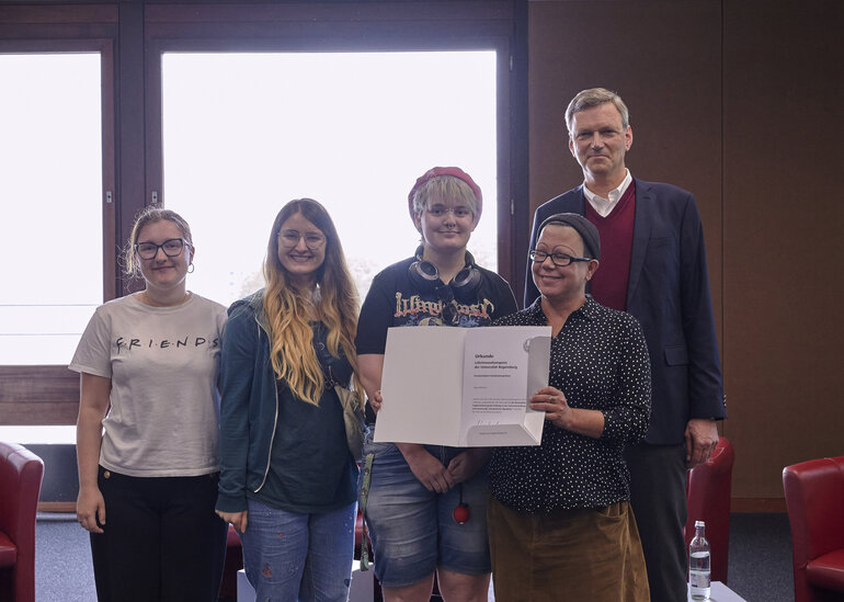 Agnes Böhmelt, 4.v.li. erhält den Lehrinnovationspreis der UR in der Kategorie “Prüfung”. Ebenfalls auf dem Foto: Studierende aus Frau Böhmelts Seminaren im Zusatzstudium Genderkompetenz (ZGK), sowie Vizepräsident Prof. Dr. Nikolaus Korber. 