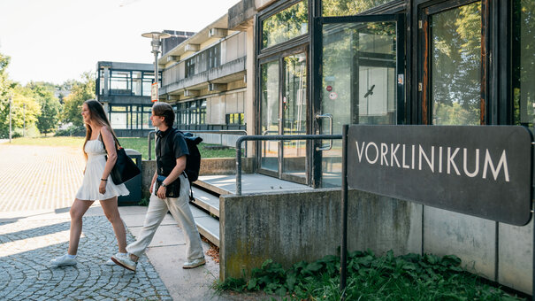 Studierende vor dem Vorklinikum der Universität Regensburg