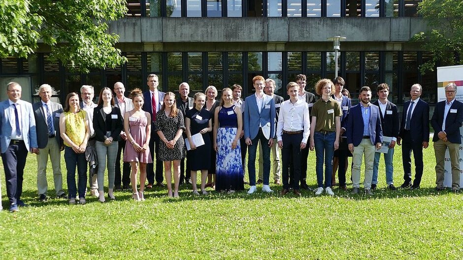 Gruppenfoto mit vielen Personen, die alle Namensschilder tragen. (öffnet Vergrößerung des Bildes)