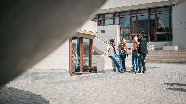 Mitarbeitende an der UR an der Kugel