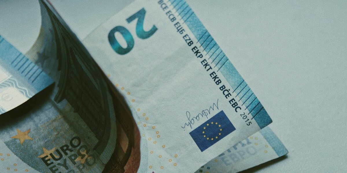Man sieht Euro Geldscheine. Von links nach rechts einen 5 Euro Schein, einen 10€ Schein und einen 20€ Schein