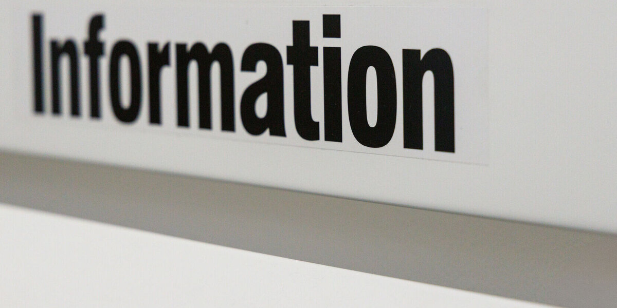 Schild, auf dem "Information" steht