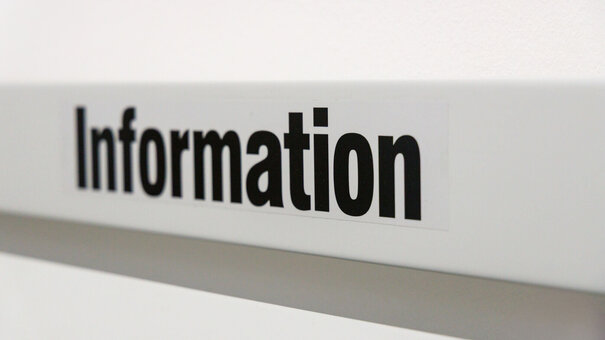 Schild, auf dem "Information" steht