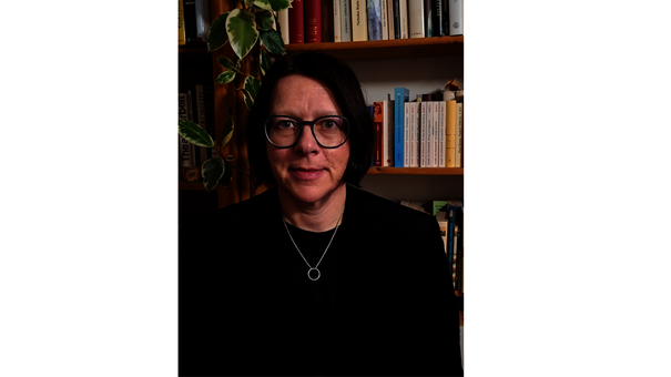 Brustbild von Dr. Simone Merk vor Bücherwand