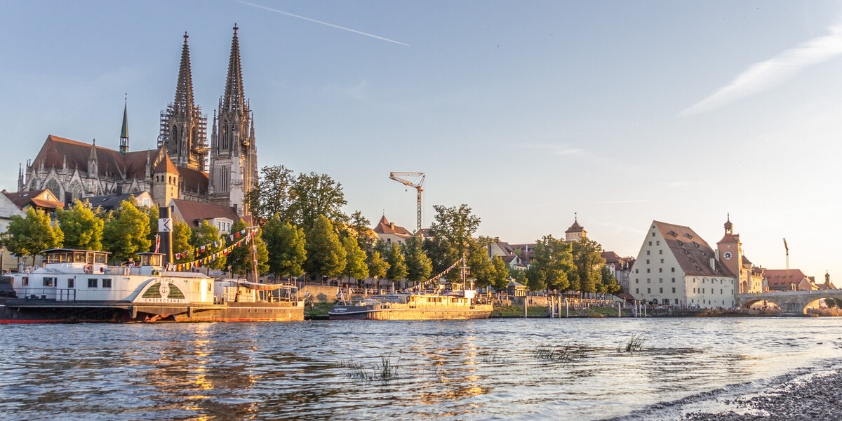Blick auf die Donau mit dem Dom und der Altstadt im Hintergrund