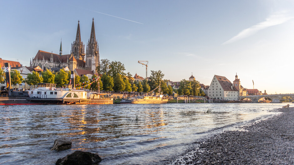 Blick auf die Donau mit dem Dom und der Altstadt im Hintergrund