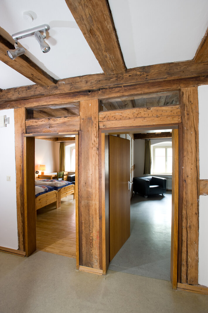 Historische hölzerne Türrahmen und Deckenbalken im Haus (öffnet Vergrößerung des Bildes)