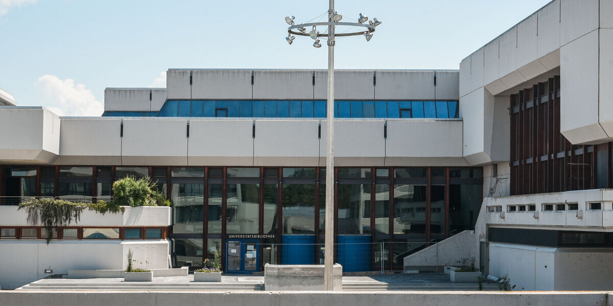 Außenansicht eines öffentlichen Gebäudes, das im Stil des Brutalismus gebaut wurde.