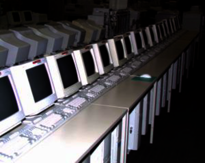Novell Server-PCs (Acer Tower unterhalb der Tische) mit Einzeltastaturen und Bildschirmen (auf den Tischen) (öffnet Vergrößerung des Bildes)