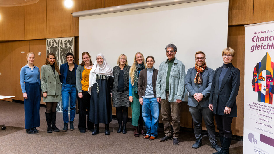 Gruppe stehender Personen. (öffnet Vergrößerung des Bildes)