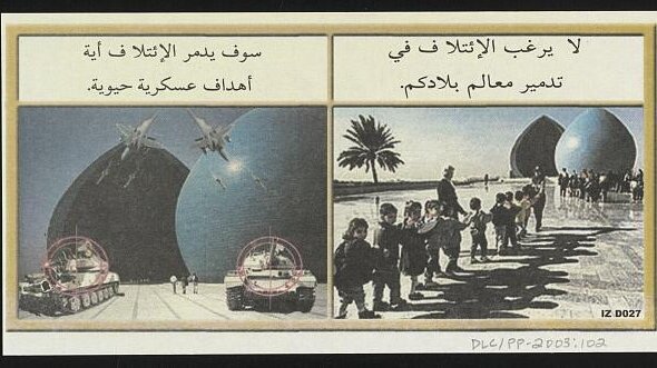Foto von zwei Propaganda-Plakaten aus dem Golfkrieg 1990/91. Ein Plakat zeigt Kinder, die sich in der Nähe des Al-Shaheed-Denkmals (Märtyrerdenkmal) in Bagdad, Irak, versammelt haben, und das andere zeigt Kampfflugzeuge der Koalition, die Raketen auf irakische Panzer abfeuern, die sich in der Nähe des Denkmals verstecken. 