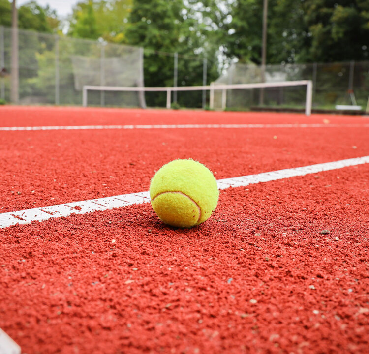 Tennisball, der auf einem Tennisplatz liegt