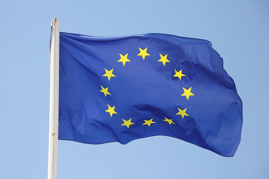 Man sieht die EU Flagge