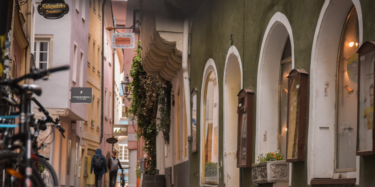 Blick auf die Regensburger Altstadtgasse Kramgasse