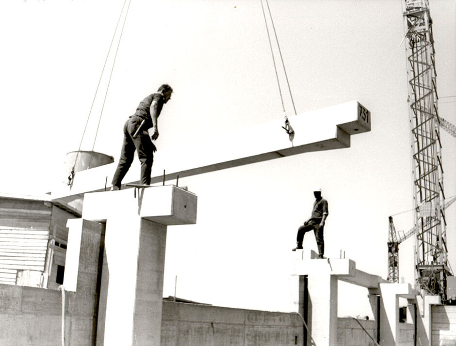 Arbeiter auf Betonteilen (öffnet Vergrößerung des Bildes)
