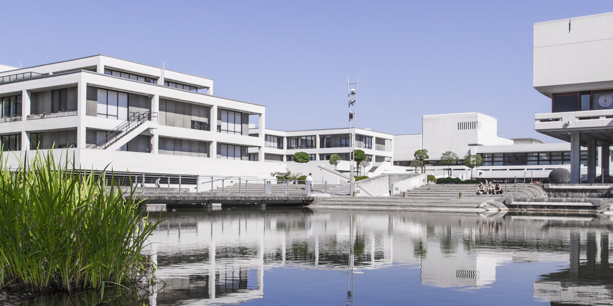 Der zentrale Uni-Campus, im Vordergrund der See, im Hintergrund das Verwaltungsgebäude, das Zentrale Hörsaalgebäude und die Zentralbibliothek der Universität Regensburg