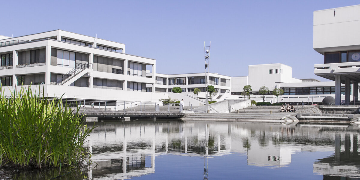 Der zentrale Uni-Campus, im Vordergrund der See, im Hintergrund das Verwaltungsgebäude, das Zentrale Hörsaalgebäude und die Zentralbibliothek der Universität Regensburg