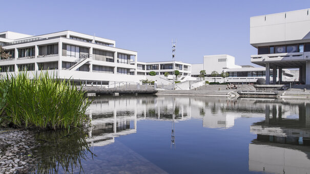 Der zentrale Uni-Campus, im Vordergrund der See, im Hintergrund das Verwaltungsgebäude, das Zentrale Hörsaalgebäude und die Zentralbibliothek der Universität Regensburg