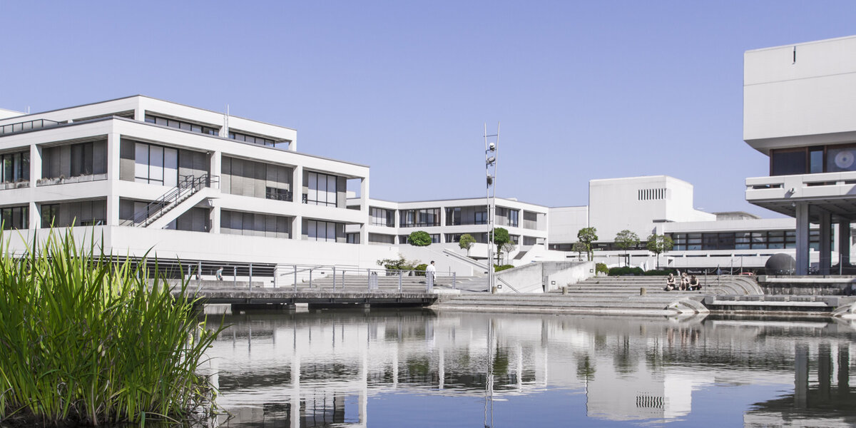 Der zentrale Uni-Campus, im Vordergrund der See, im Hintergrund das Verwaltungsgebäude, das Zentrale Hörsaalgebäude und die Zentralbibliothek der Universität Regensburg