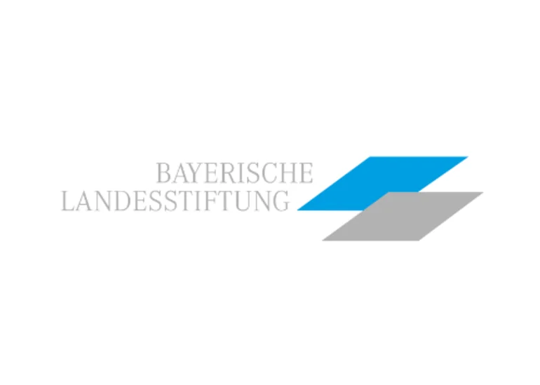 Das Bild zeigt den Schriftzug "Bayerische Landesstiftung" und rechts danaben eine blaue und eine graue Raute, die sich überschneiden.