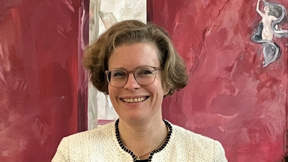 Frau mit Brille, lächelnd