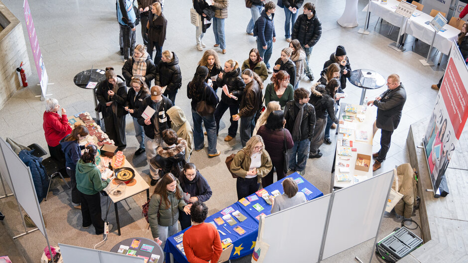Personengruppe in großer Halle, von oben (öffnet Vergrößerung des Bildes)