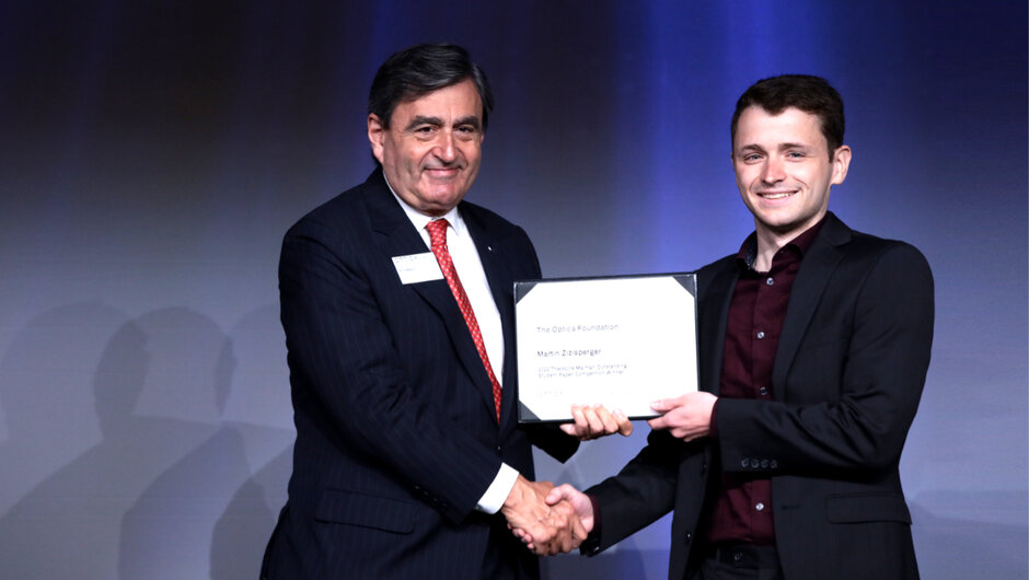 Zwei Bühne schütteln sich die Hand und halten gemeinsam eine Urkunde in den Händen. (öffnet Vergrößerung des Bildes)