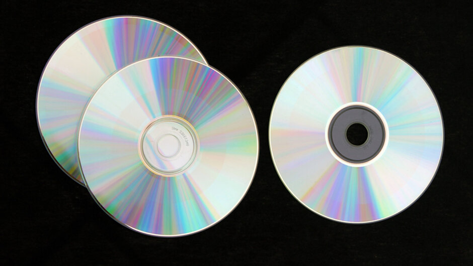 Drei Compact Discs, schwazer Hintergrund (öffnet Vergrößerung des Bildes)