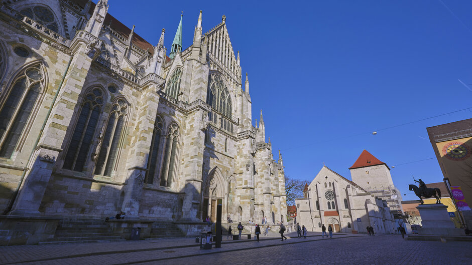 Die Fassade des gotischen Doms in Regensburg bei blauem Himmel in der Abendsonne. (opens enlarged image)