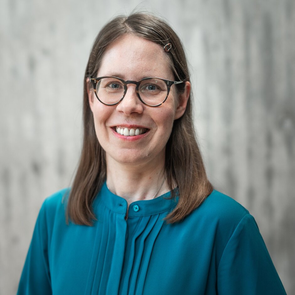 Porträt einer langhaarigen jungen Frau mit Brille