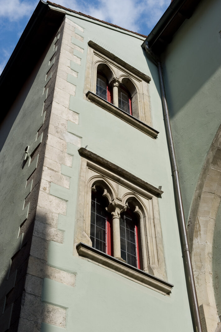 Ansicht der Aussenfassade, grün, mit Bogenfenstern (öffnet Vergrößerung des Bildes)