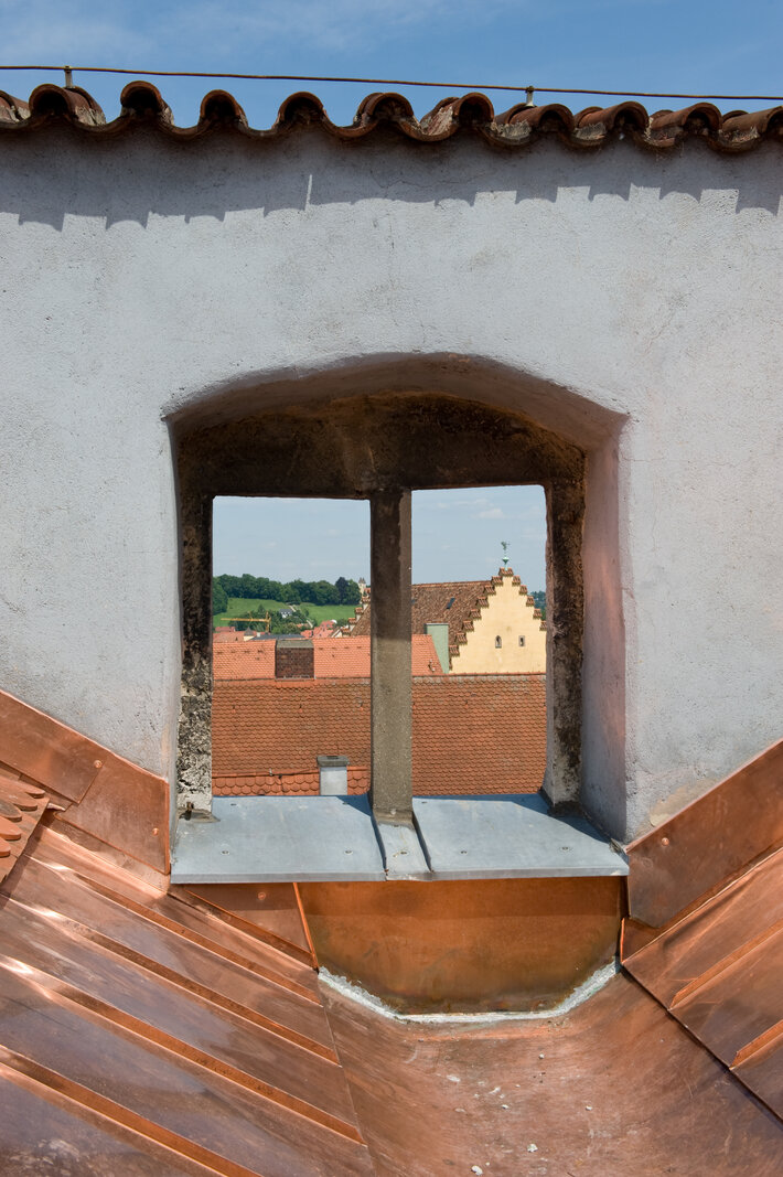 Detailansicht Hausdach mit Fensterrahmen (öffnet Vergrößerung des Bildes)