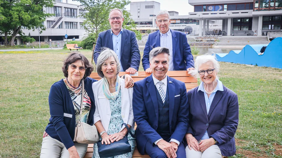 Sechs Personen sitzen auf dem Waldsofa der UR