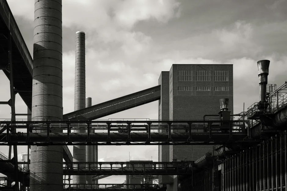 Schwarzweiß Fotografie einer Fabrik