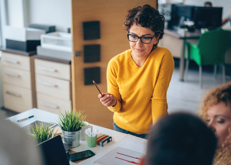 Foto eine Verwaltungsmitarbeiterin im Gespräch