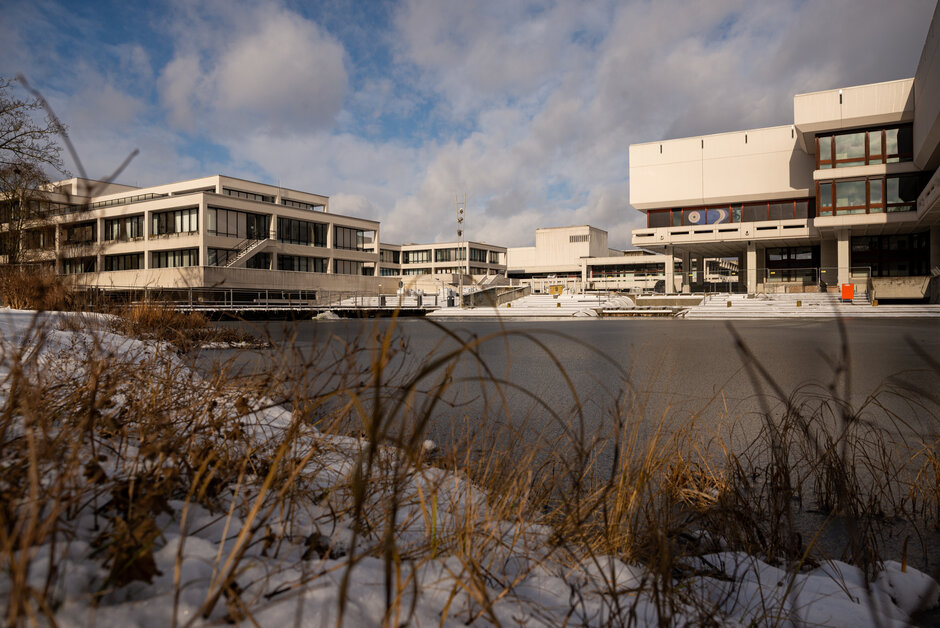 Der verschneite Campus der Universität Regensburg im Winter 
