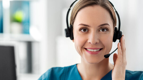 Medizinische Fachangestellte mit Headset bei der telefonsichen Terminvereinabrung