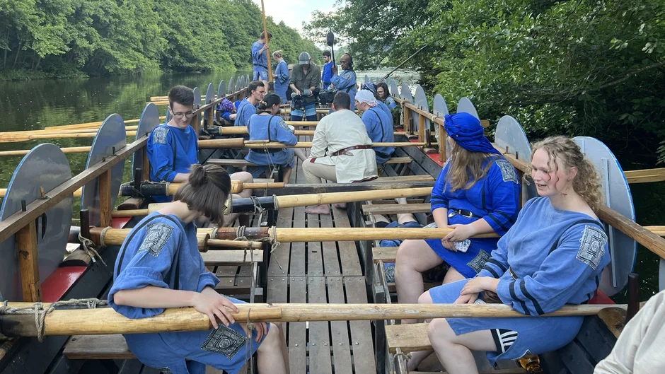 Studierende des Projekts bei Dreharbeiten für das KiKa-Format "Checkerin Marina" (öffnet Vergrößerung des Bildes)