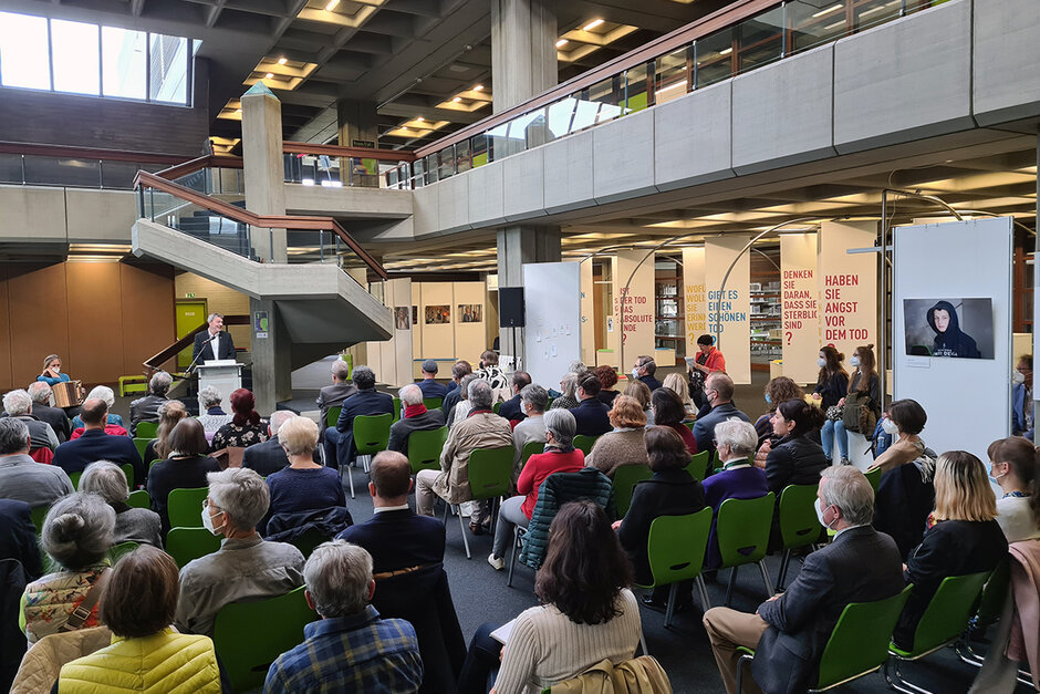 Viele sitzende Menschen im Oberen Foyer der Zentralbibliothek (öffnet Vergrößerung des Bildes)