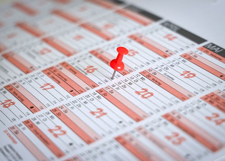 Wochenkalender mit roter Pinnadel