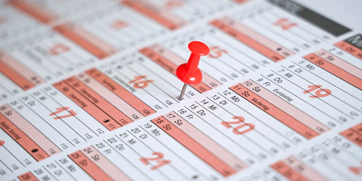 Wochenkalender mit roter Pinnadel