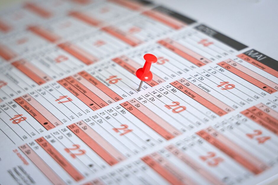 Wochenkalender mit roter Pinnadel