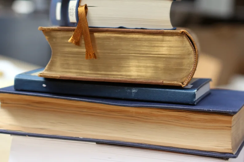 Mehrere Bücher liegend übereinander (öffnet Vergrößerung des Bildes)